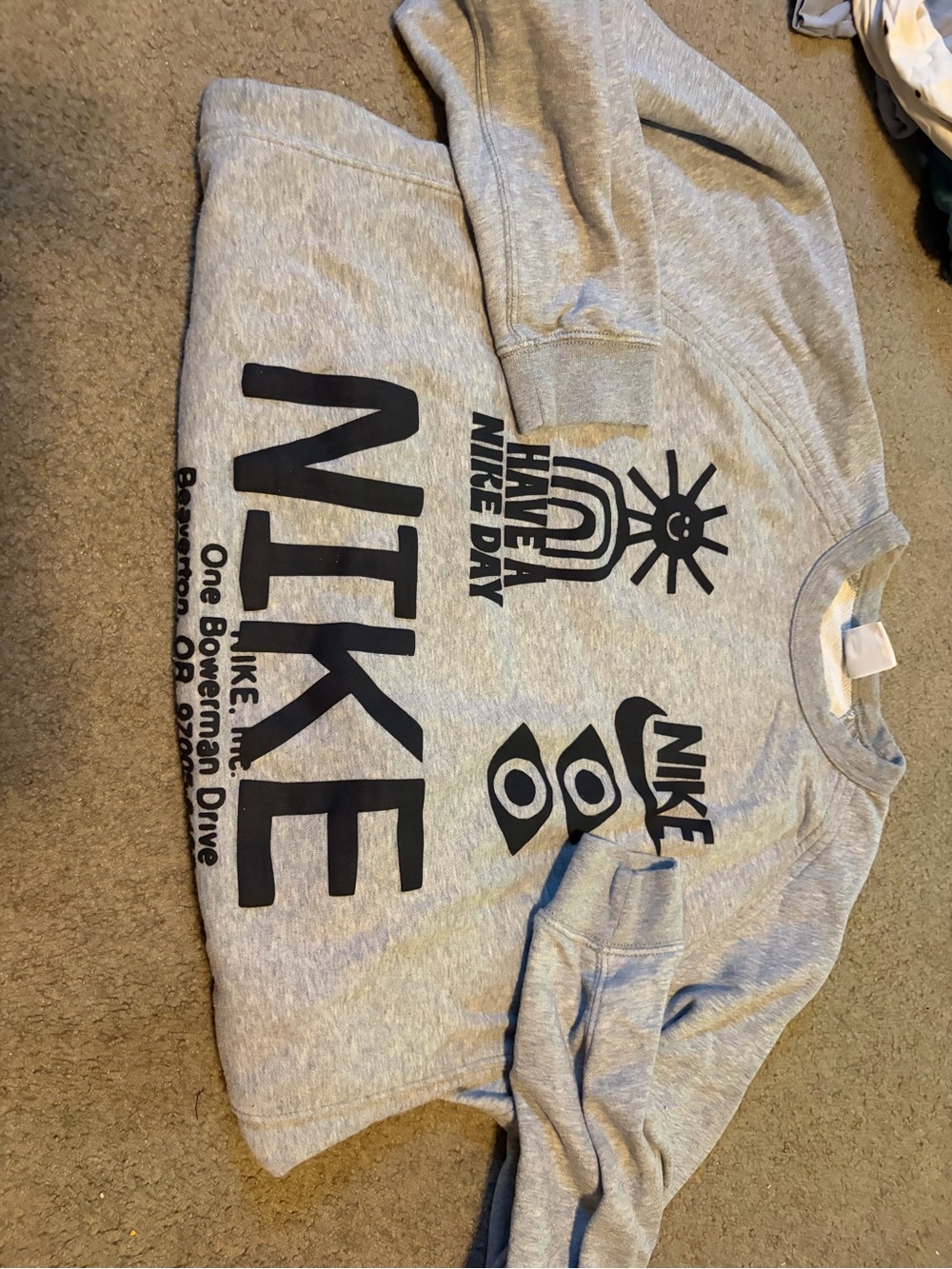 Nike Men’s Light Gray Crewneck Sweatshirt with Black Graphic